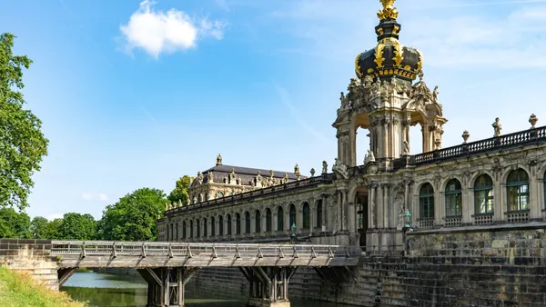 Puente del Palacio Zwinger en Dresde, Alemania.