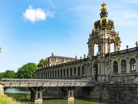 Puente del Palacio Zwinger en Dresde, Alemania.