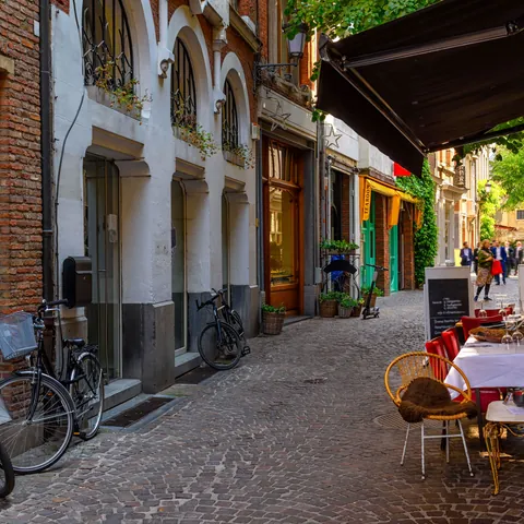 Antigua calle del Centro Histórico de Amberes
