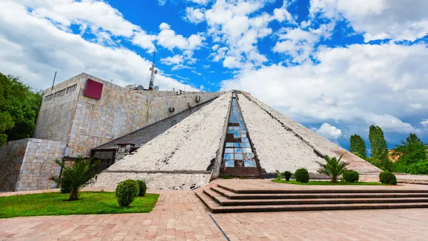 visita guiada Triana Piramide Albania