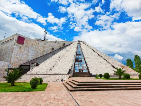 visita guiada Triana Piramide Albania