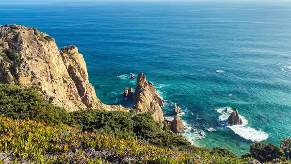 Acantilados y formaciones rocosas del Cabo da Roca frente al océano Atlántico.