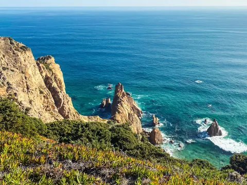 Acantilados y formaciones rocosas del Cabo da Roca frente al océano Atlántico.