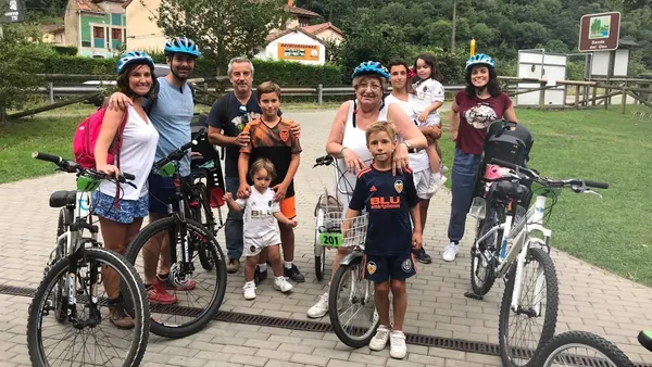 Grupo con bicicletas de alquiler en la Senda del Oso, Tuñón-Proaza