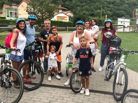 Grupo con bicicletas de alquiler en la Senda del Oso, Tuñón-Proaza