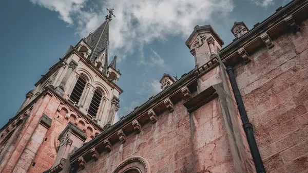 Detalle arquitectónico de la torre de la Basílica de Covadonga, un santuario en Asturias, España.