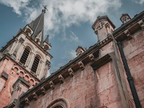 Detalle arquitectónico de la torre de la Basílica de Covadonga, un santuario en Asturias, España.