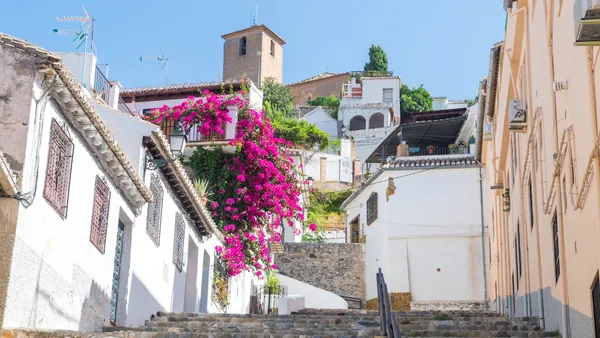 El Albaicín, con sus callejuelas empedradas y casas blancas, conserva el encanto medieval de la época morisca.