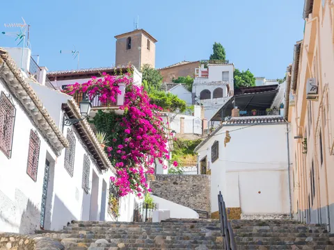 El Albaicín, con sus callejuelas empedradas y casas blancas, conserva el encanto medieval de la época morisca.