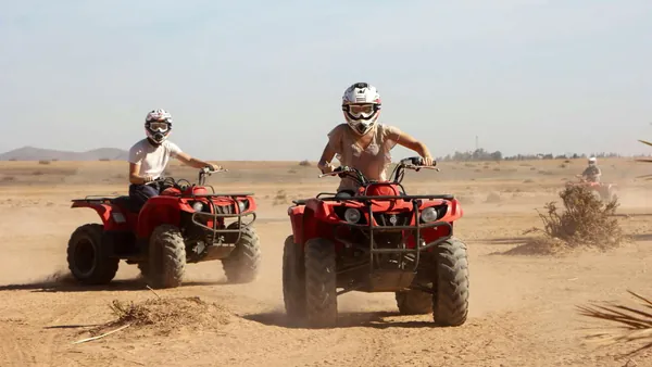 Paseo en quad por el Palmeral de Marrakech entre pistas de tierra y paisaje árido
