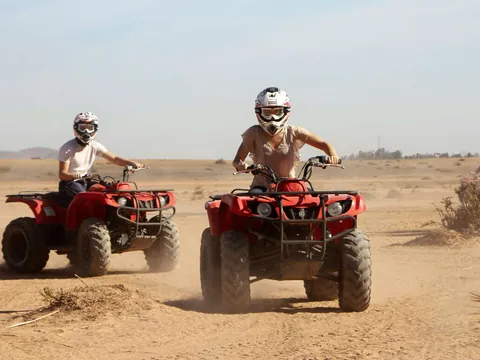 Paseo en quad por el Palmeral de Marrakech entre pistas de tierra y paisaje árido