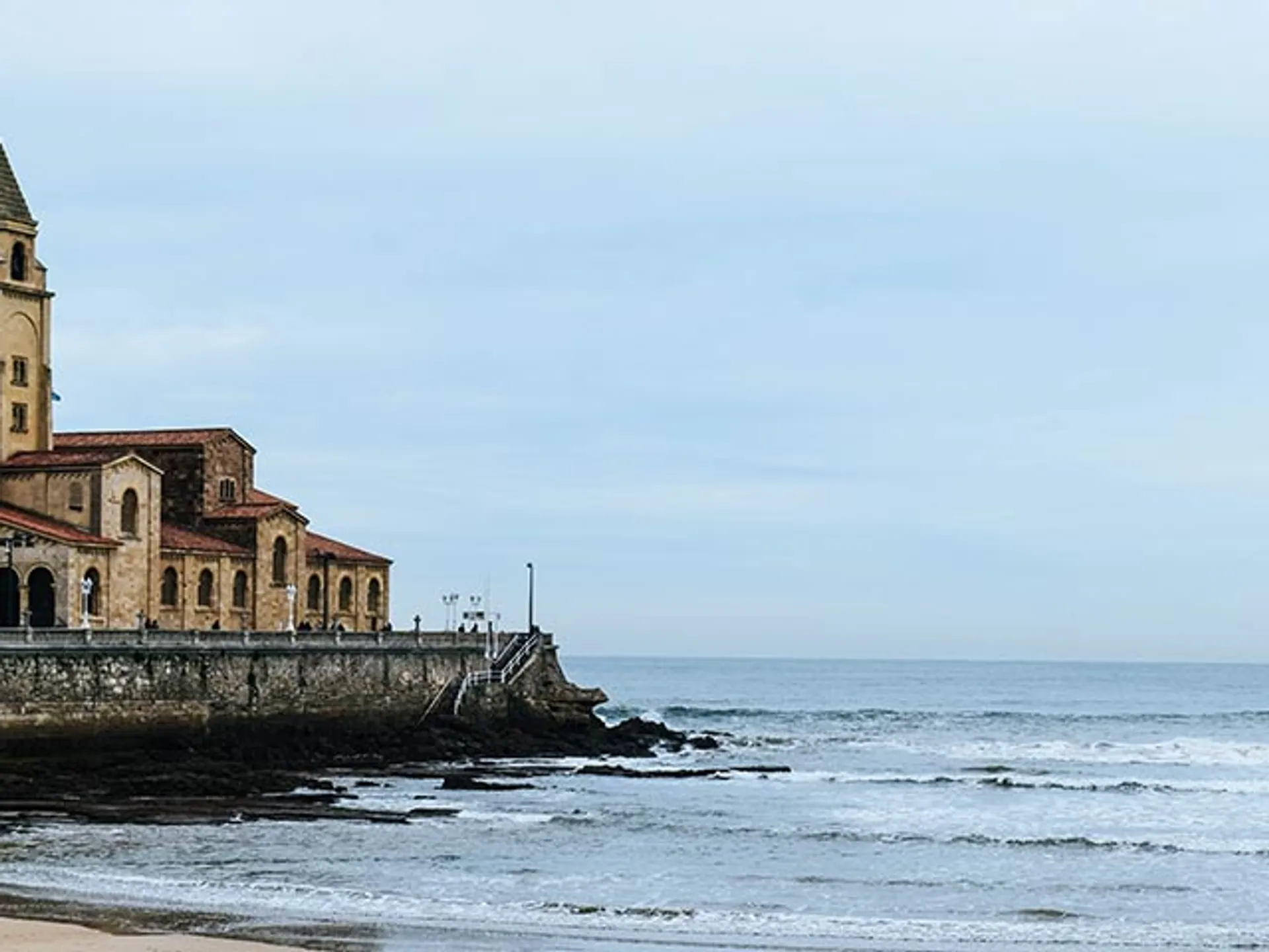 La Iglesia de San Pedro al final del Paseo San Lorenzo de Gijón-Escenarios de la serie Caronte - Blog - Buendiatours 