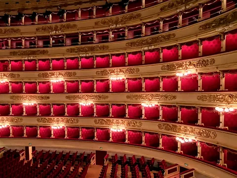 Palcos y sala principal del Teatro Scala en el centro de Milán