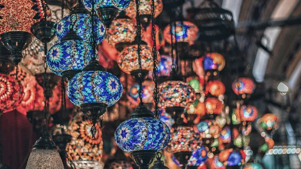 Lámparas turcas de vidrio soplado de colores en el Gran Bazar, Estambul, Turquía
