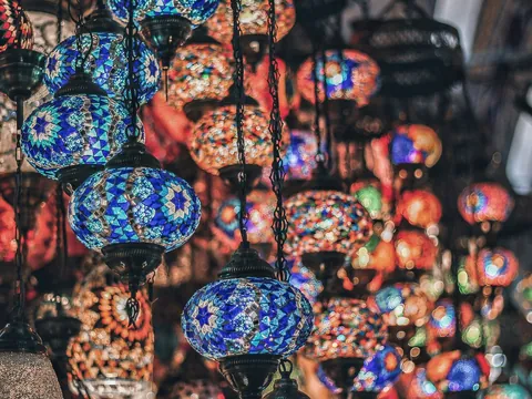 Lámparas turcas de vidrio soplado de colores en el Gran Bazar, Estambul, Turquía