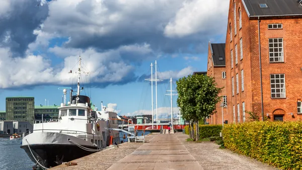 Paseo junto al canal en el barrio de Vesterbro, Copenhague