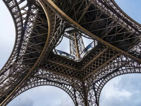 Estructura inferior de la Torre Eiffel en París, Francia