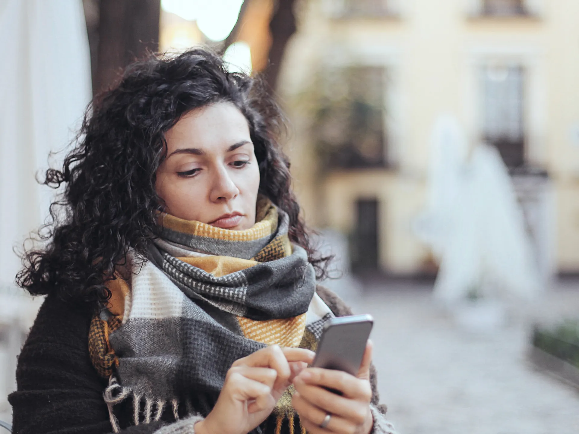 Mujer mirando su teléfono en Sevilla
