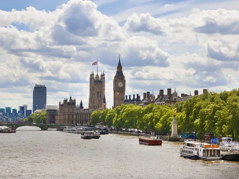 Vista panorámica del Big Ben y el río Támesis en un día nublado en Londres.