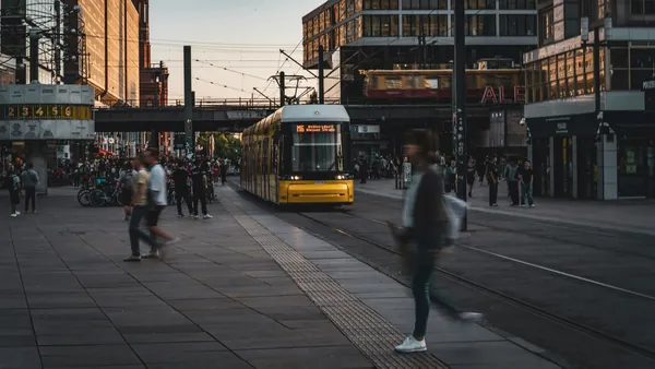 Tranvía y peatones al atardecer en Alexanderplatz, Berlín