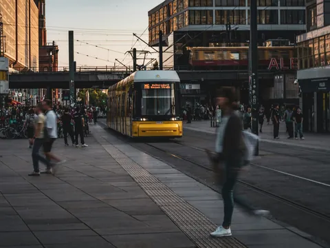 Tranvía y peatones al atardecer en Alexanderplatz, Berlín