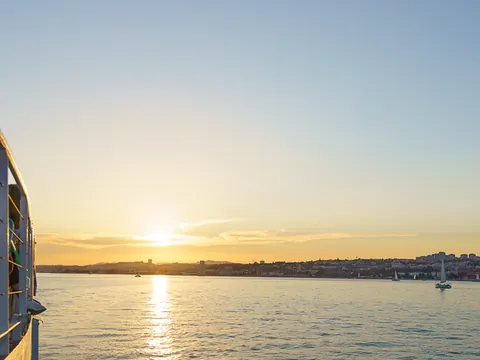 Paseo en barco por el Tajo con copa de vino