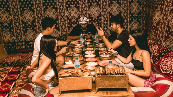 Safari Dunas Rojas Dubai 4x4 paseo Camello Henna Alcones Danzaespectaculo Sandboarding Barbacoa Emiratos Arabes