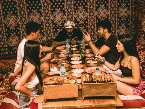 Safari Dunas Rojas Dubai 4x4 paseo Camello Henna Alcones Danzaespectaculo Sandboarding Barbacoa Emiratos Arabes