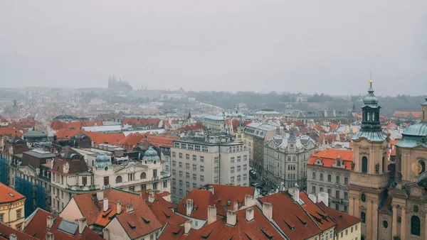 Panorámica del casco viejo de Praga con tejados rojos en República Checa