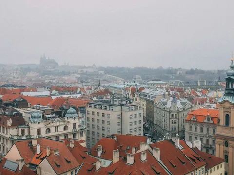 Panorámica del casco viejo de Praga con tejados rojos en República Checa
