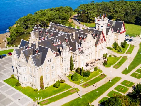 Palacio de la Magdalena en la península de Santander visto desde el aire