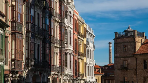 Arquitectura histórica con fachadas coloridas en el casco antiguo de Avilés