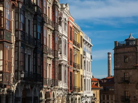 Arquitectura histórica con fachadas coloridas en el casco antiguo de Avilés