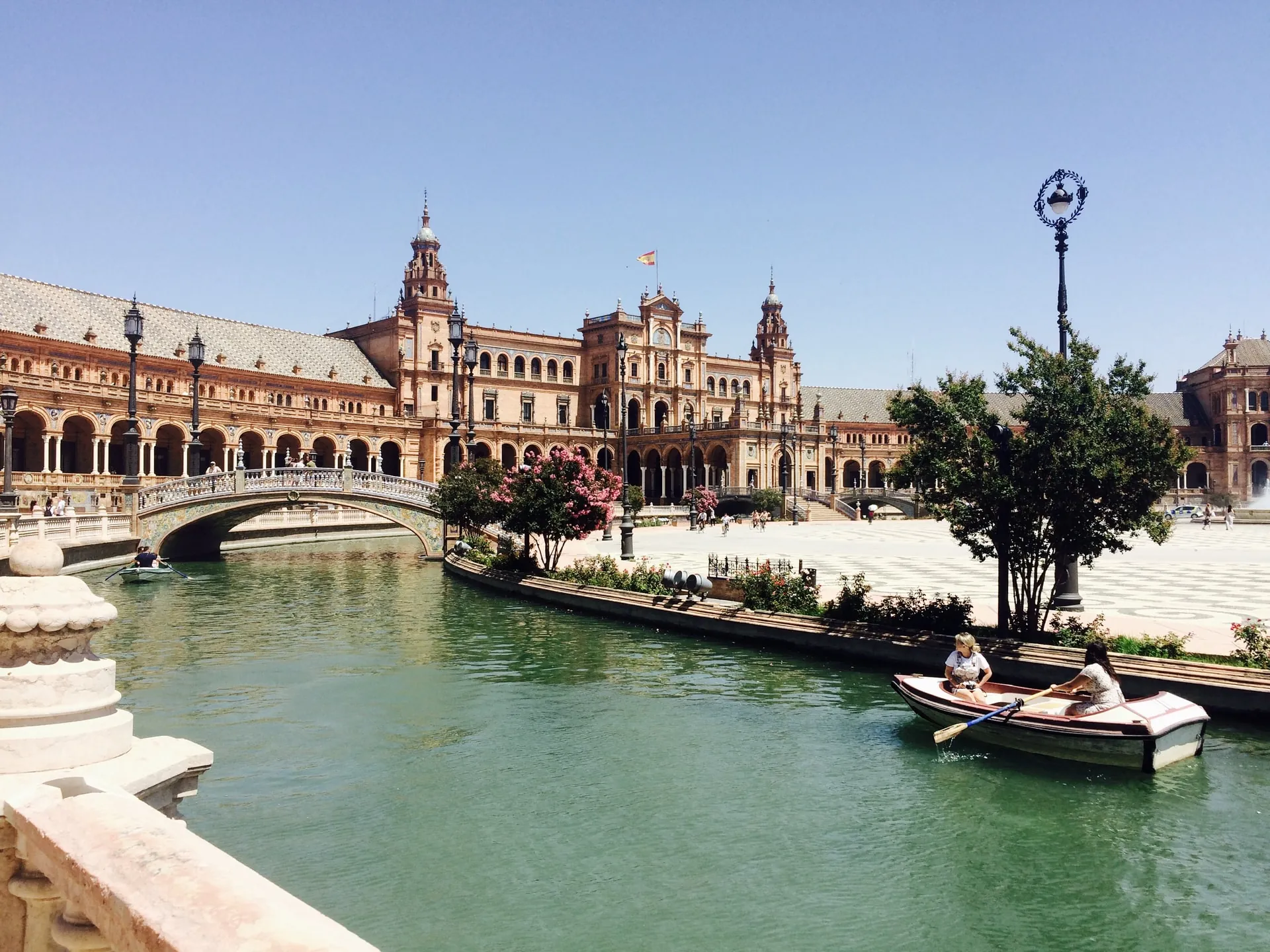Paseo en barca Plaza de España de Sevilla  - Qué ver en Sevilla - Guía de viaje Sevilla - Buendía Tours