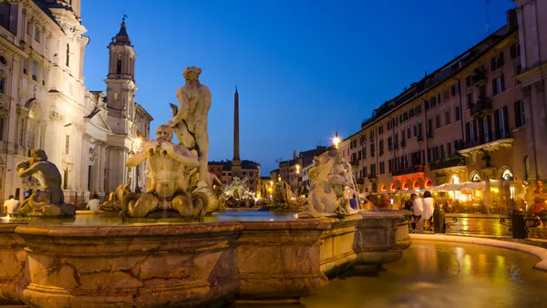 Vista de Roma al atardecer con la Columna de Trajano, ruinas arqueológicas y las iglesias barrocas de Santa Maria di Loreto y Santissimo Nome di Maria.