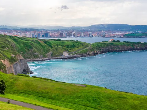 Vista panorámica de la costa de Gijón