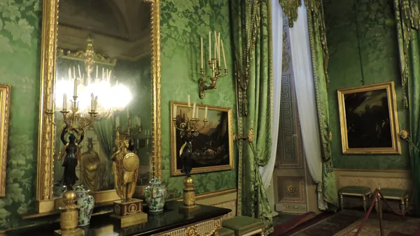 Sala verde del Palacio Pitti en Florencia con decoración lujosa