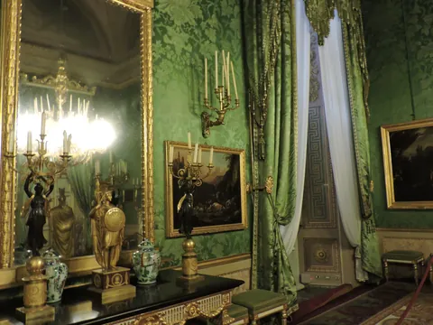 Sala verde del Palacio Pitti en Florencia con decoración lujosa