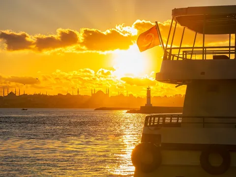 Atardecer en yate por el Bósforo en Estambul, Turquía