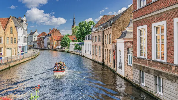 Paseo en barca por Brujas, Bélgica
