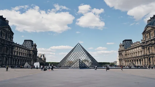 Cómo elegir entre los tours a pie y visitas guiadas para conocer el Museo del Louvre