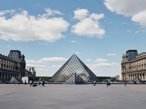 Museo del Louvre en París, Francia, famoso por su arquitectura y obras de arte icónicas.