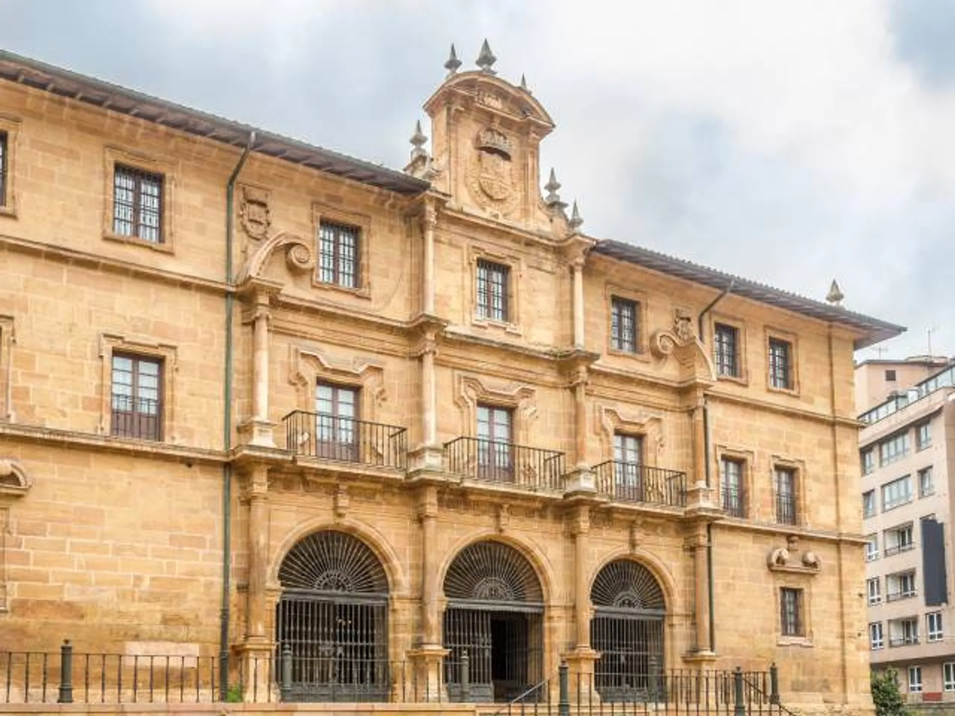Monasterio de San Pelayo - Qué ver en Oviedo - Guía de Viajes Oviedo - Buendía Tours