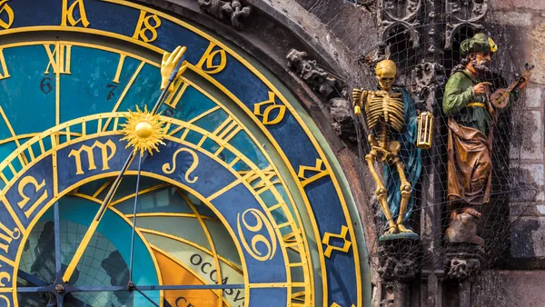 Detalle del desfile de los apóstoles del Reloj Astronómico en la Plaza de la Ciudad Vieja de Praga.
