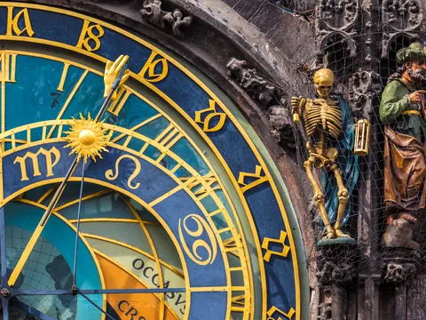 Detalle del desfile de los apóstoles del Reloj Astronómico en la Plaza de la Ciudad Vieja de Praga.