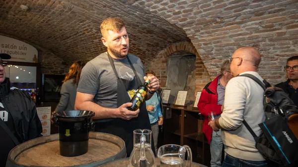 Explicaciones de un sumiller en una bodega local visitada en este tour gastronómico por Bratislava.