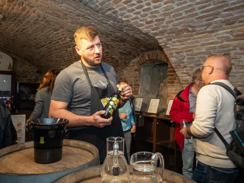 Explicaciones de un sumiller en una bodega local visitada en este tour gastronómico por Bratislava.