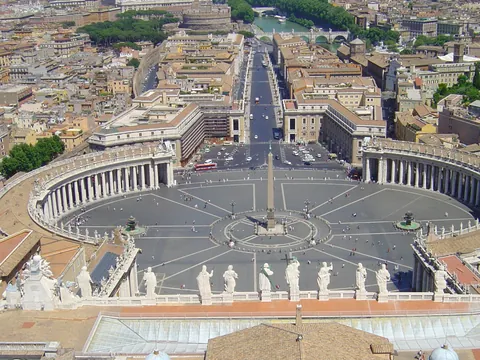 Vista aérea de la Plaza de San Pedro en la que se aprecia su enorme tamaño.