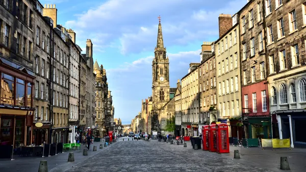 Edimburgo en un día soleado y su Royal Mile