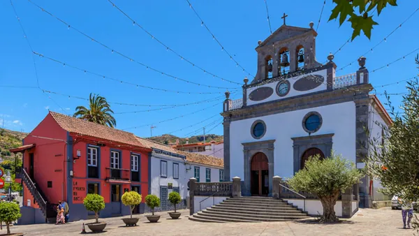 Plaza central de San Mateo, en un día soleado.